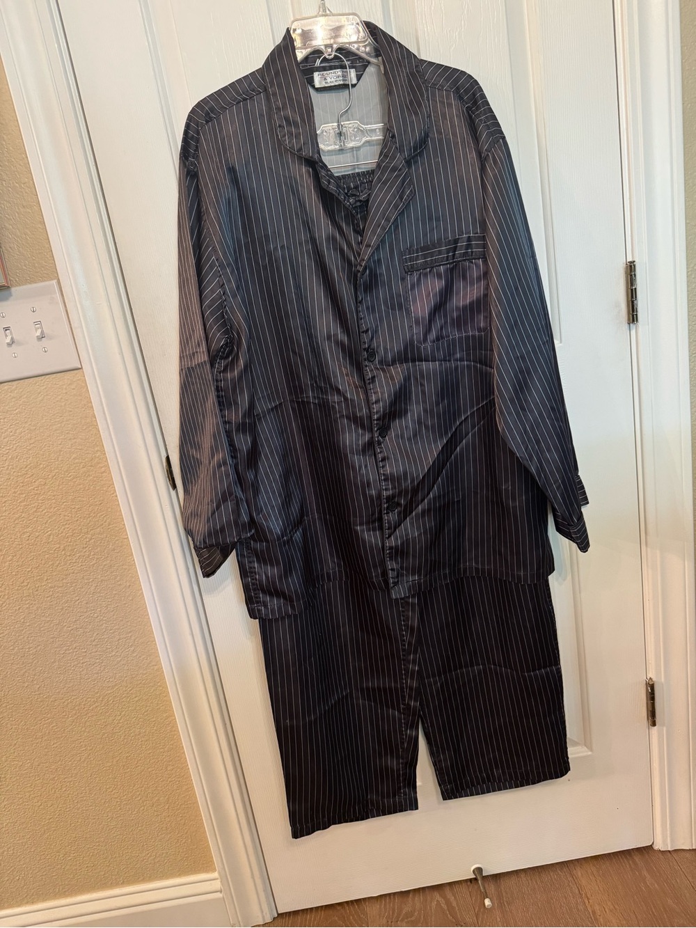 Roundtree & Yorke Satin Pinstripe Pajama Set Unisex - Size L